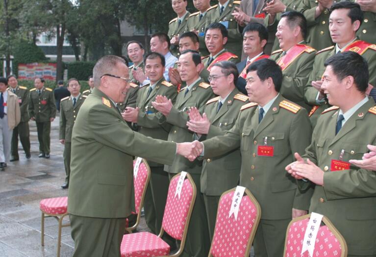 2006年10月25日，時任國(guó)防部長(cháng)曹剛川接見成都軍區(qū)國(guó)防動員先進單位代表